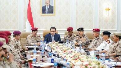 رئيس الوزراء يرأس في عدن اجتماعاً موسعاً لقيادات وزارة الدفاع