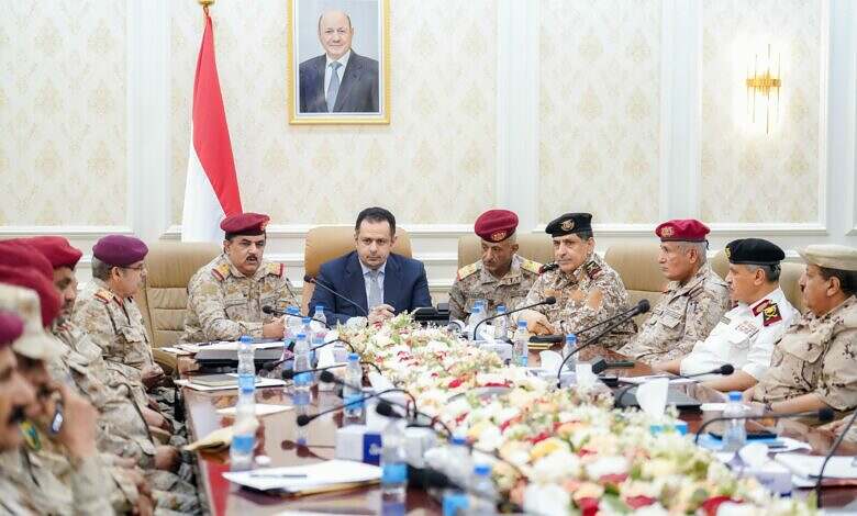رئيس الوزراء يرأس في عدن اجتماعاً موسعاً لقيادات وزارة الدفاع