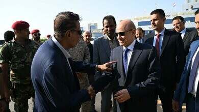 رئيس مجلس القيادة الرئاسي يعود الى العاصمة المؤقتة عدن