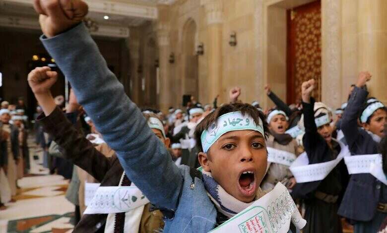 مليشيا الحوثي تفرض على مدارس إب ترديد "الصرخة الخمينية" في الطابور الصباحي