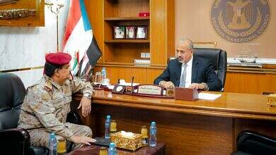 اللواء الزبيدي يناقش مع وزير الدفاع التهديدات الحوثية المتصاعدة بالبحر الأحمر وخليج عدن