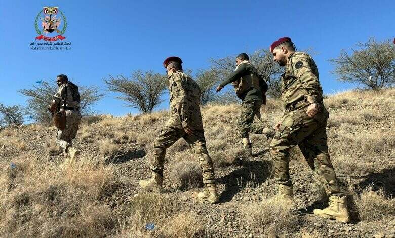 رئيس أركان محور تعز يتفقد المقاتلين في الخطوط الأمامية غربي المحافظة