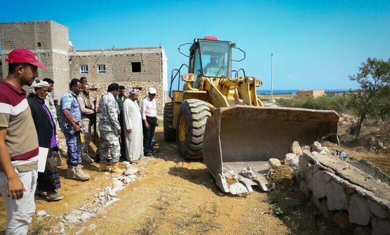 محافظ سقطرى يناقش جهود الارتقاء بنشاط المطار ويشرف على إزالة العشوائيات