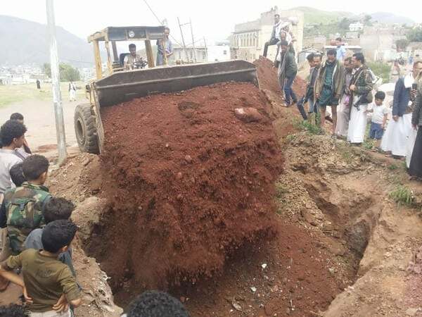 [ نافذون حوثيون يعتدون على مقبرة للموتى بمدينة إب ]