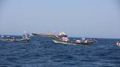 "مسام": مليشيا الحوثي تفخخ قوارب صيد وتدفع بها إلى باب المندب لتعطيل حركة التجارة الدولية