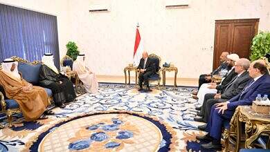 رئيس مجلس القيادة يستقبل في عدن وزير خارجية مملكة البحرين
