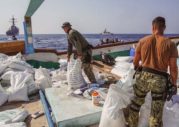 وول ستريت جورنال: الحوثيون يستخدمون طرق جديدة لتهريب المعدات والأسلحة من إيران