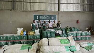 مركز سلمان للاغاثة يدشن بمأرب توزيع مساعدات غذائية وايوائية طارئة لـ 687 اسرة نازحة